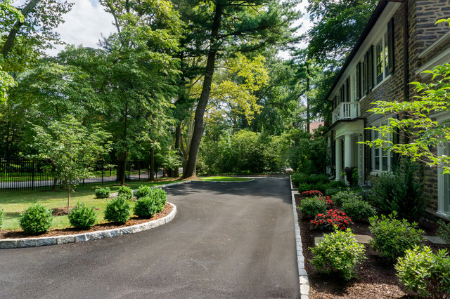 Paving contractor completing driveway paving project in Nyack NY